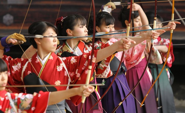 表演弓道、游迪斯尼 日本年轻人放假一天欢度成人节