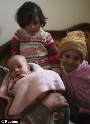 叙利亚“人链”所救男婴状况良好 与家人开心生活