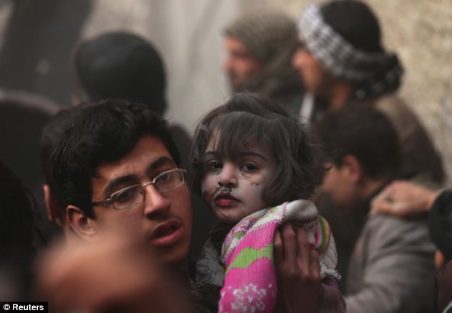 叙利亚“人链”所救男婴状况良好 与家人开心生活