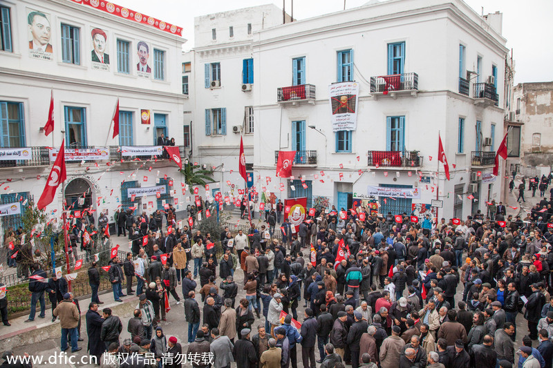 突尼斯“茉莉花”革命三周年 民众踩踏前总统画像庆祝
