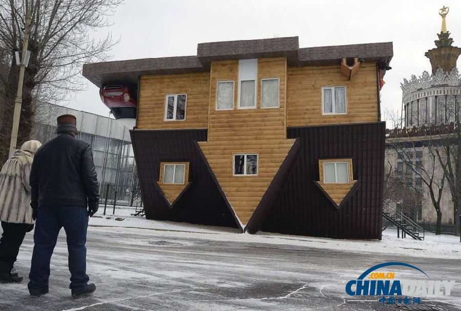 俄罗斯也建“倒立的房子” 家具悬在天花板