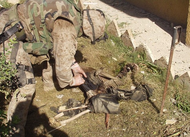 美国海军被曝虐尸 往伊拉克叛乱者尸骸淋汽油焚烧
