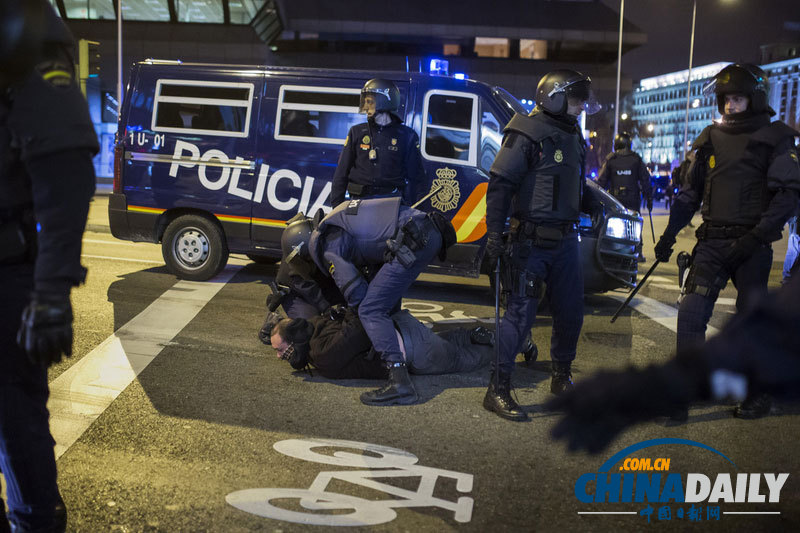 西班牙爆发警民冲突 致11名警员受伤40人被捕