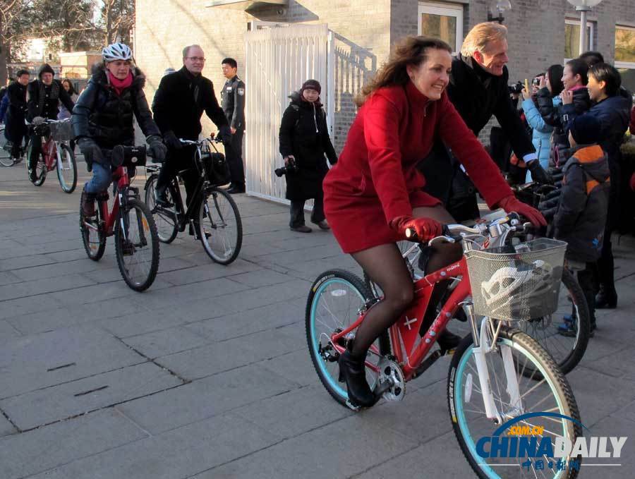 丹麦女交通部长寒风中从酒店骑自行车到驻华使馆