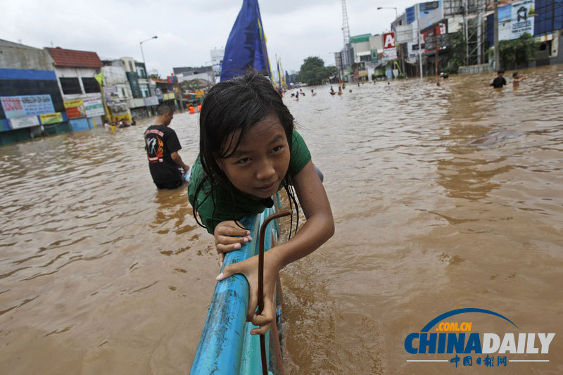 印尼洪水泛滥持续 居民被迫“划船”出行
