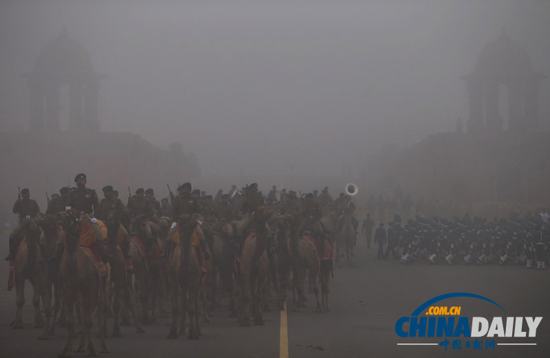 印度为共和国日阅兵举行彩排 士兵迎雾霾出操