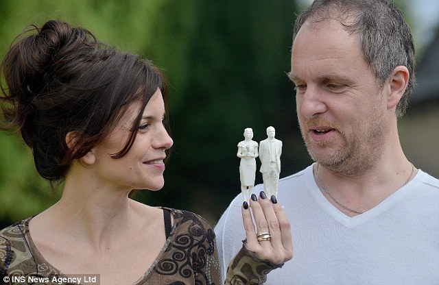 3D打印又有新用途！英国新人打印自拍婚礼蛋糕人偶