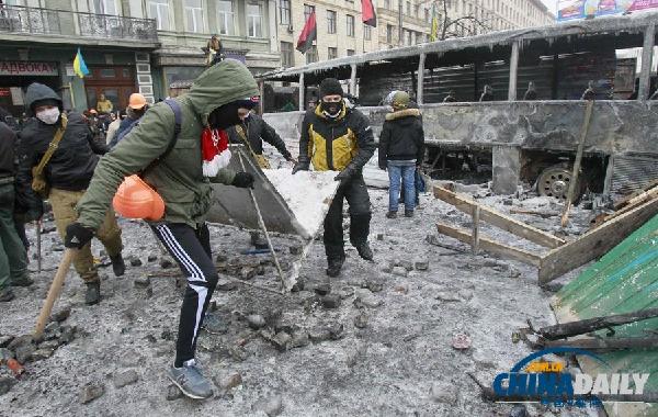 乌克兰警察开始拆除抗议者营地 至少1人被打死