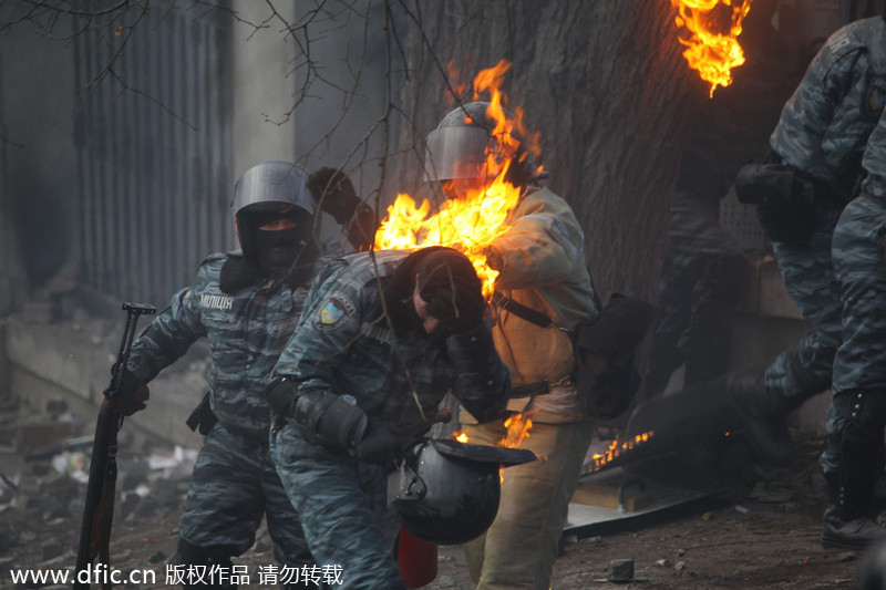 乌克兰警方驱散示威者遭燃烧瓶袭击 至少2名抗议者身亡