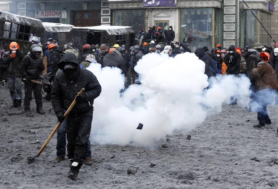 乌克兰警方驱散示威者遭燃烧瓶袭击 至少2名抗议者身亡