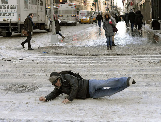 曼哈顿道路如溜冰场 纽约民众出行寸步难行