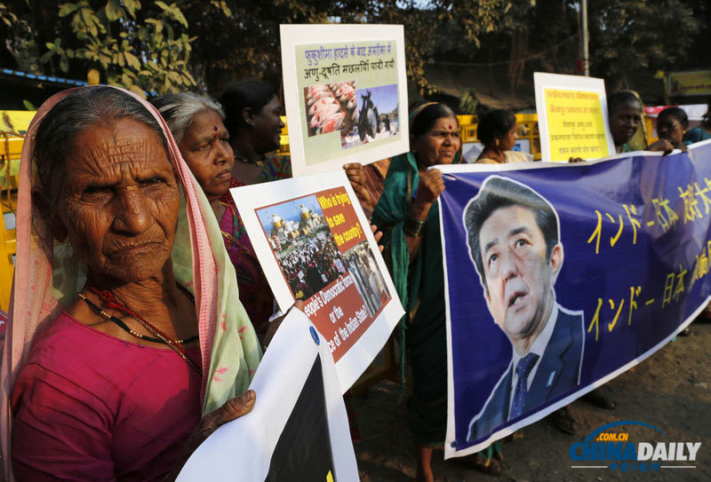 印度民众游行举横幅抗议安倍到访 反对两国核交易