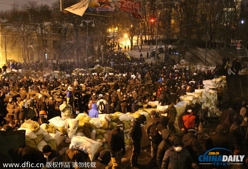 乌克兰冲突持续街道如战场 民众点蜡烛纪念被打死者