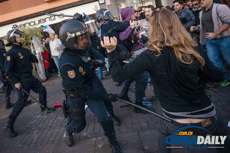 西班牙民众抗议教育改革政策 遭警察警棍殴打