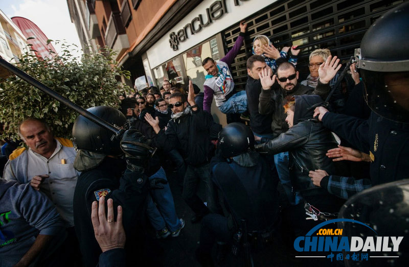 西班牙民众抗议教育改革政策 遭警察警棍殴打