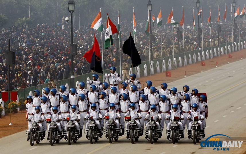 印度阅兵式展先进武器 安倍出席保安持枪护卫