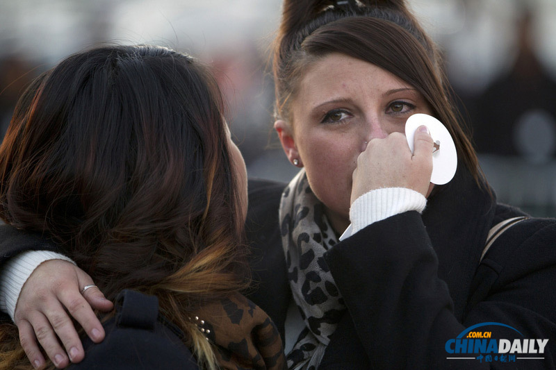 美国民众为商场枪击案遇难者举办悼念活动
