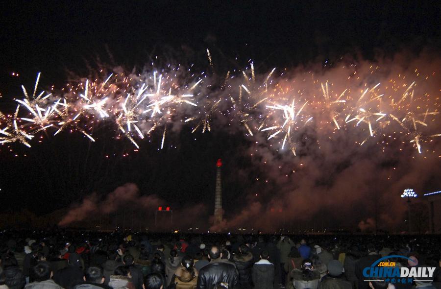 看烟花玩滑轮献花篮 朝鲜民众喜迎新年