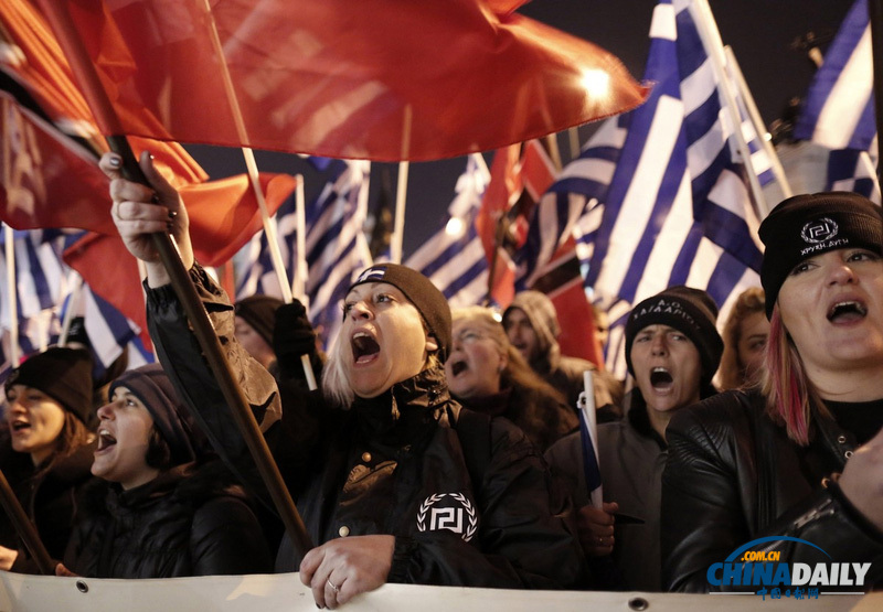 希腊金色黎明党支持者游行 行纳粹礼鼓吹极端主义
