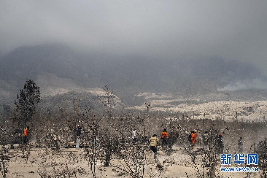 印尼锡纳朋火山喷发 十多人丧生