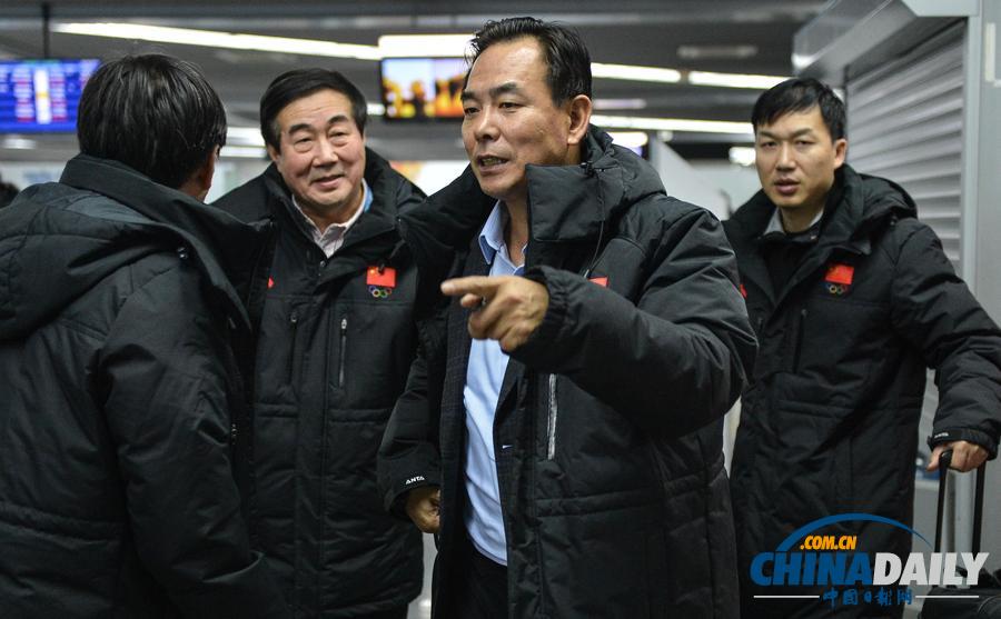 中国体育代表团团部一行17人飞抵索契