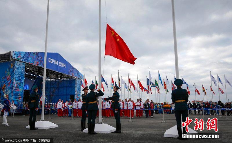 索契冬奥会中国代表团举行升旗仪式