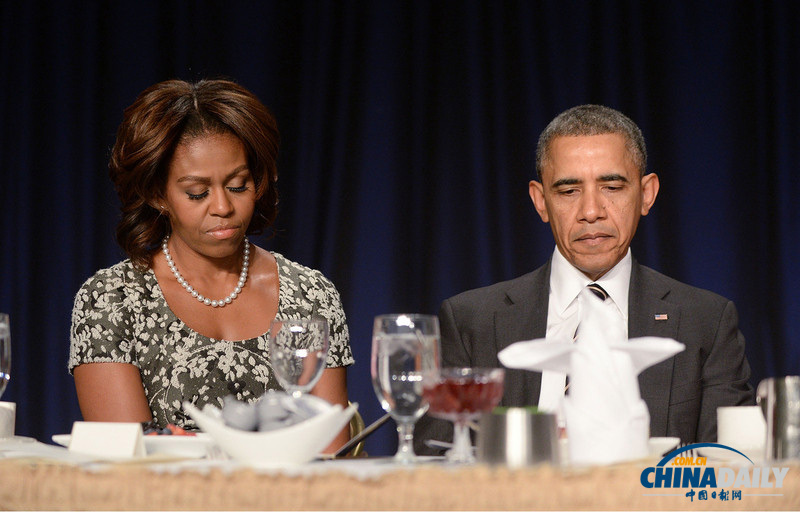 奥巴马夫妇出席国家祈祷早餐会 秀恩爱破不和谣言