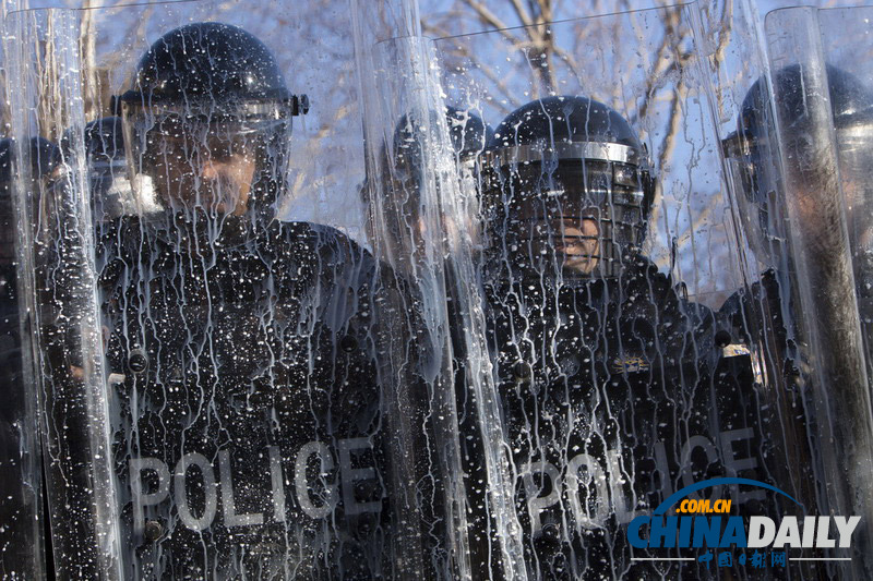 科索沃示威者向警察泼涂料和牛奶