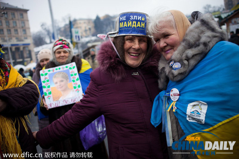 乌克兰民众变身卡通人物参加抗议