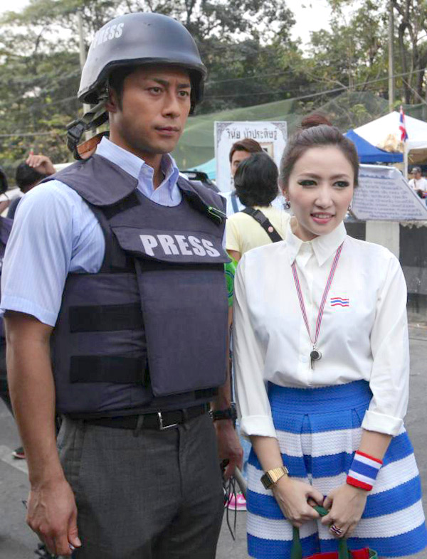 日本帅气男记者采访泰国大选“抢镜” 民众争相合影