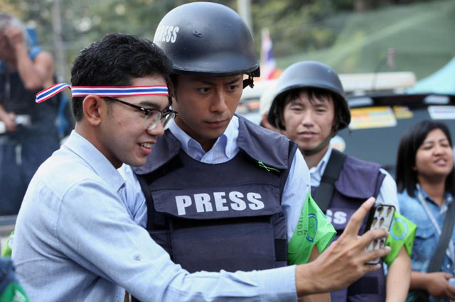 日本帅气男记者采访泰国大选“抢镜” 民众争相合影