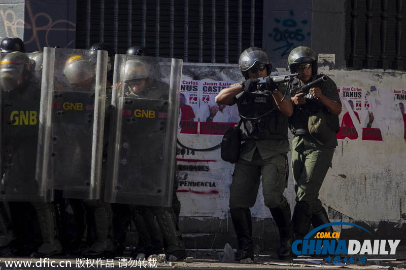 委内瑞拉反对派与安全部队激烈冲突 两人死亡