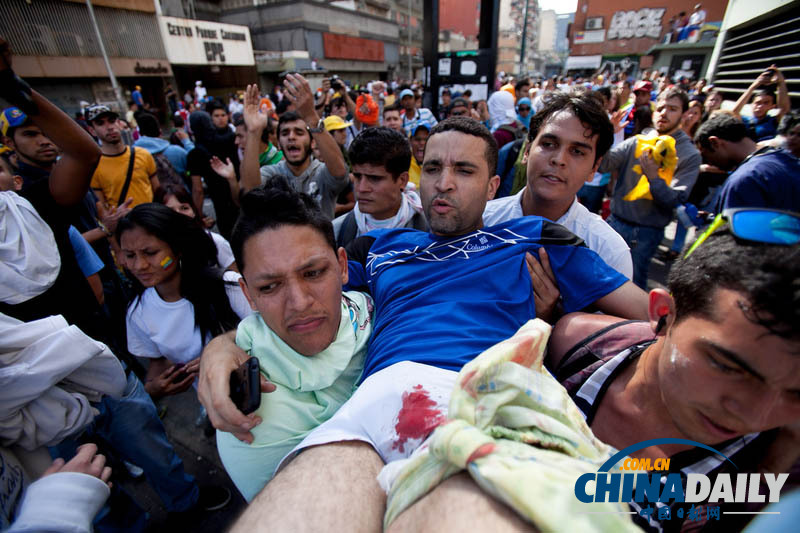 委内瑞拉反对派与安全部队激烈冲突 两人死亡