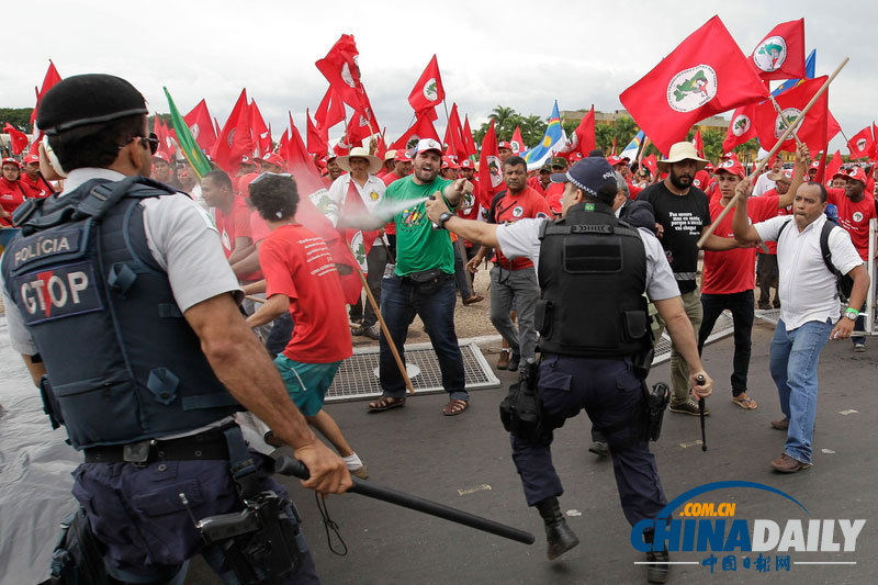 巴西无地工人运动成员示威 遭警察胡椒喷雾袭击