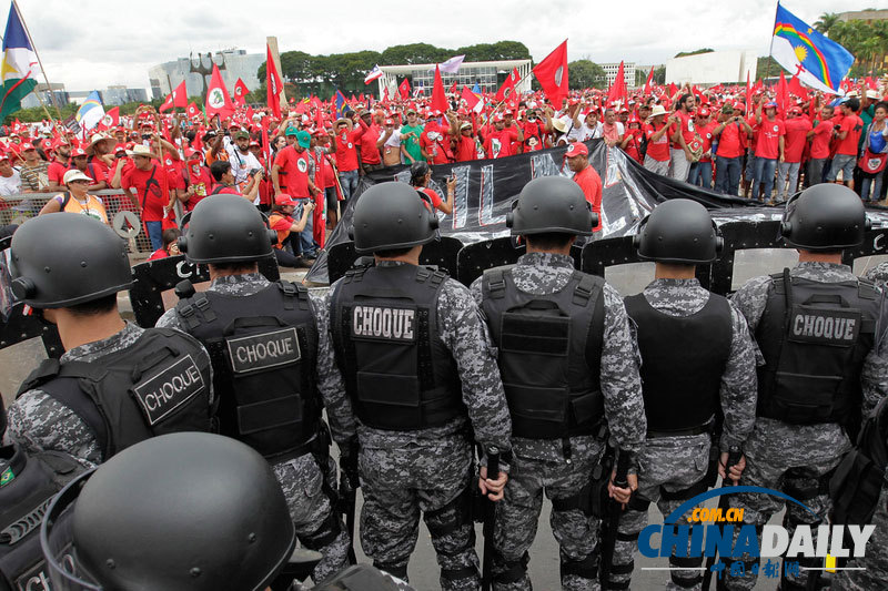 巴西无地工人运动成员示威 遭警察胡椒喷雾袭击