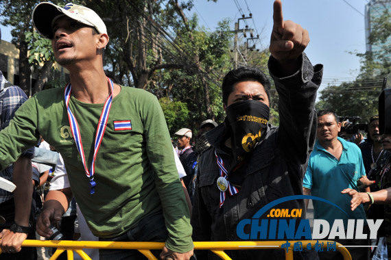 泰国防暴警察上阵“收复失地” 用喇叭呼吁民众合作