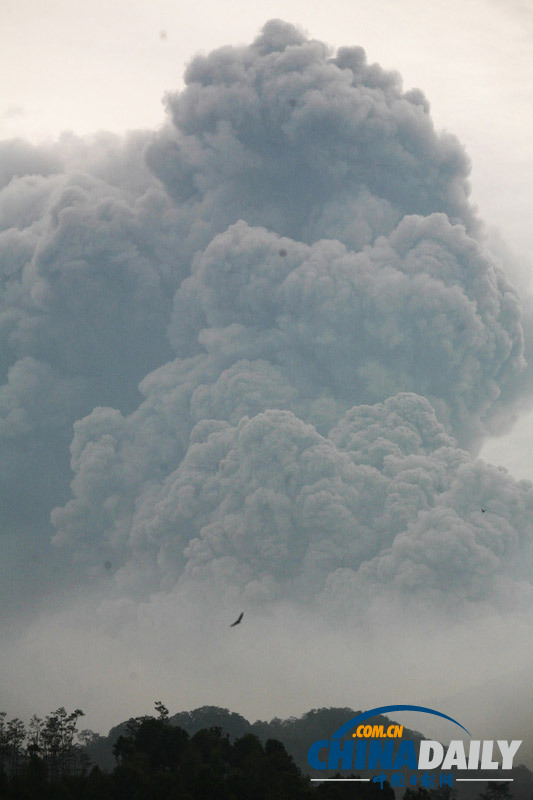 印尼火山喷发三机场关闭 20万居民撤离