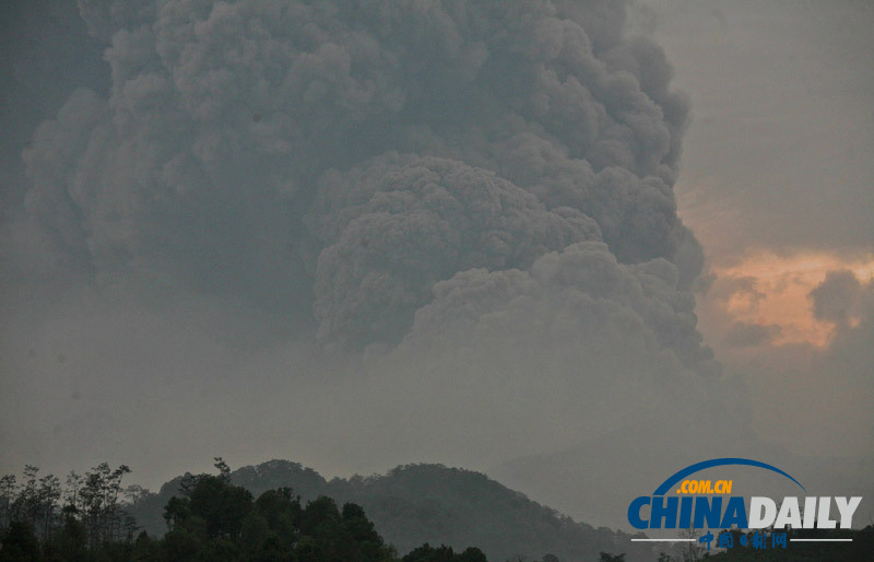 印尼火山喷发三机场关闭 20万居民撤离