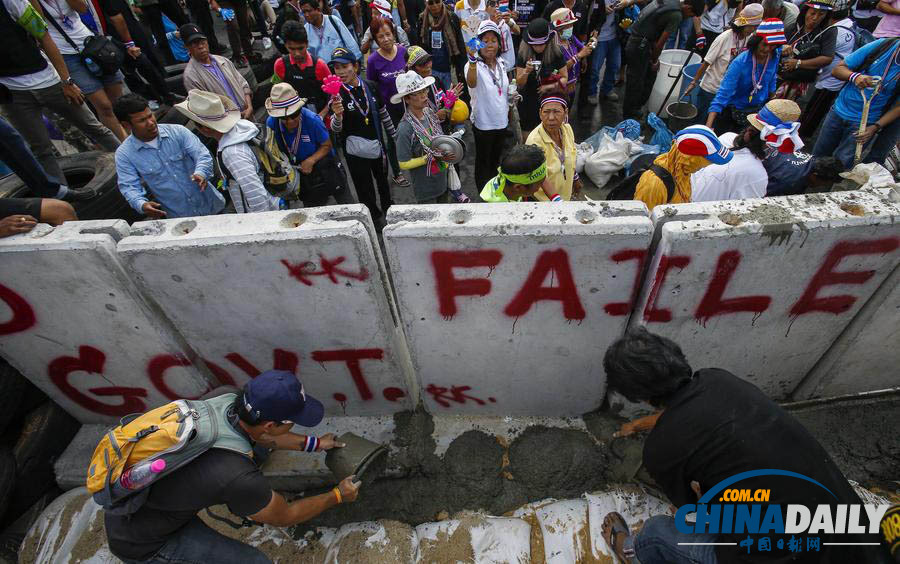 泰国示威者砌水泥墙封堵政府办公大楼入口