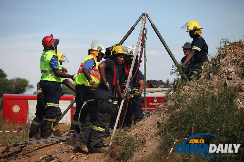南非230名盗挖金矿矿工被困井下 人员陆续获救