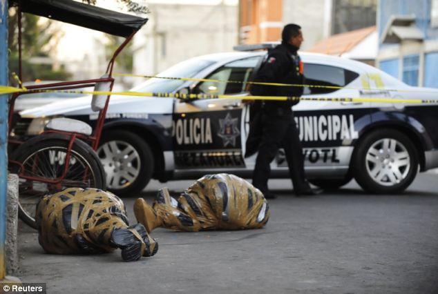 墨西哥街头惊现两具无头尸体 疑与贩毒集团有关