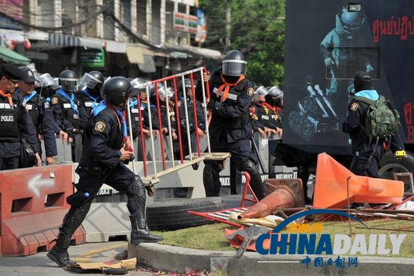 泰国警方清场行动发生冲突致4人死 逮捕逾百人