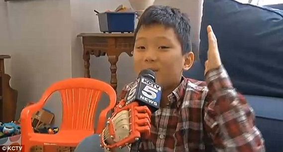 美国9岁男孩右手天生残疾 借助3D打印安上机械手