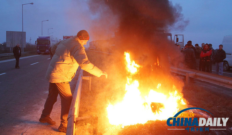 乌克兰民众在边境处焚烧轮胎支持抗议政府