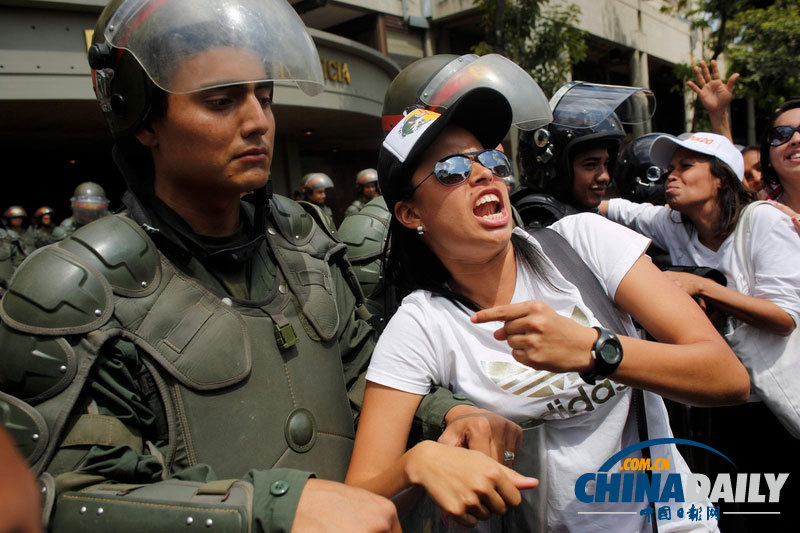 委内瑞拉反对党领导人自首 其支持者游行抗议