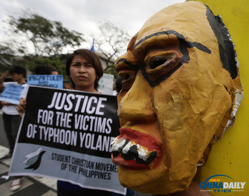 菲律宾民众朝“阿基诺”扔鸡蛋 抗议其拒绝向灾民发补助金