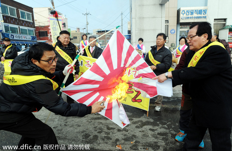 韩国民众火烧日本军旗 抗议其举办“竹岛日”活动