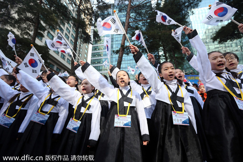 韩国民众火烧日本军旗 抗议其举办“竹岛日”活动