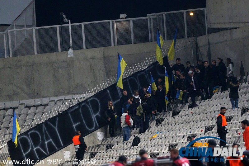乌克兰球迷异国足球场上悼念冲突中死亡同胞