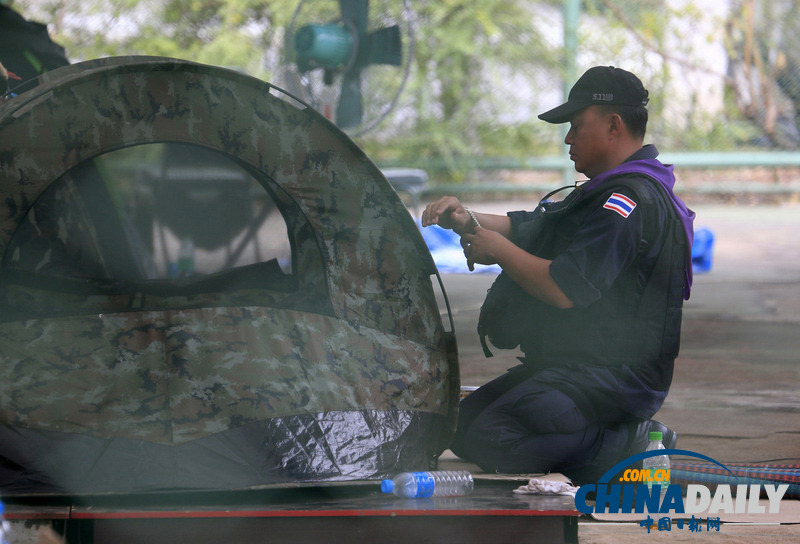 泰国稻农取消机场示威 防暴警察得闲玩手机